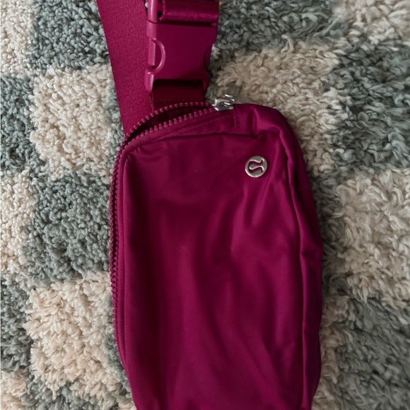 Lululemon Everywhere Belt Bag - Wild Berry - Picture 2 of 4